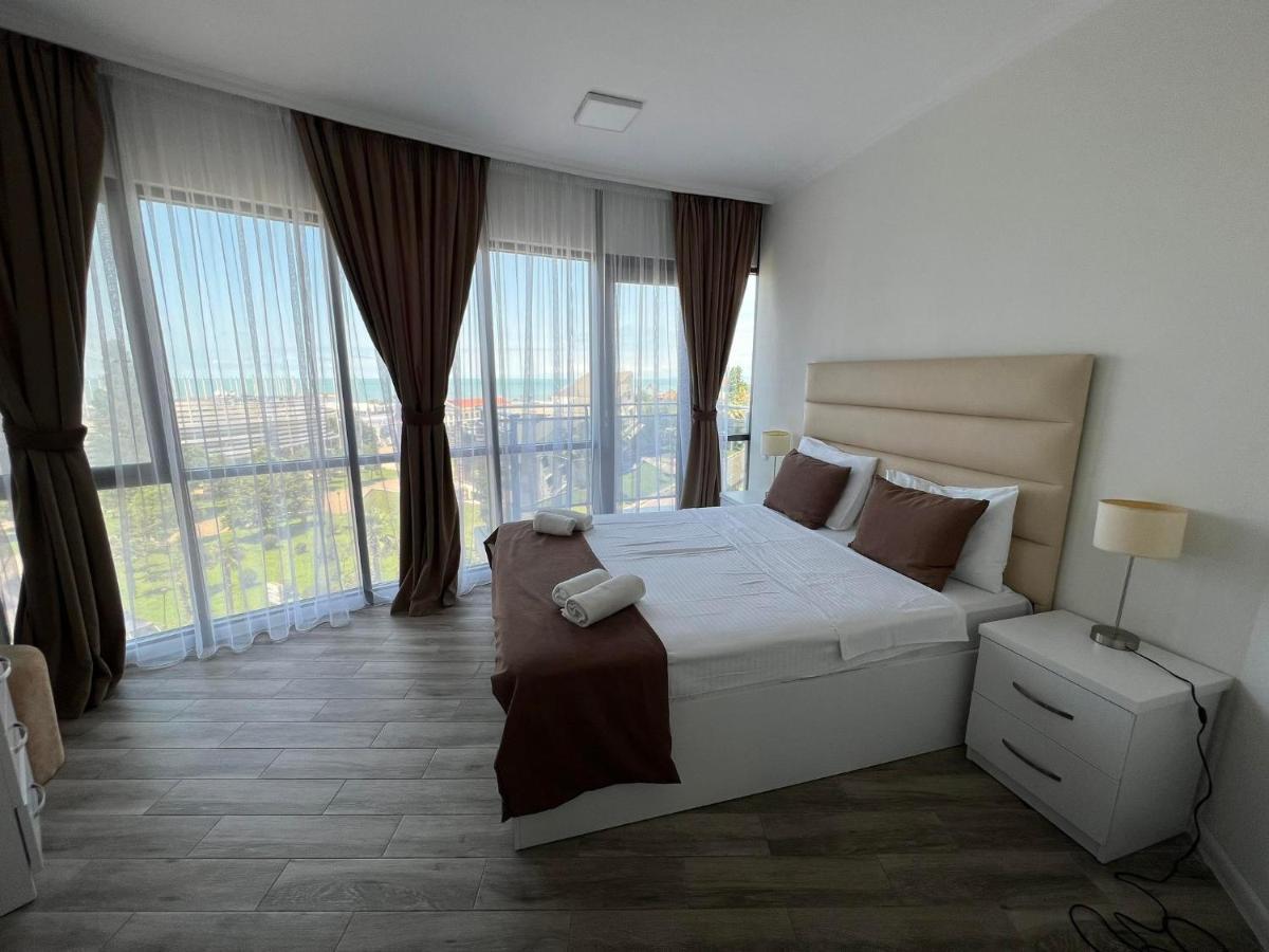 Aparthotel Holiday Lux Batumi Exterior photo