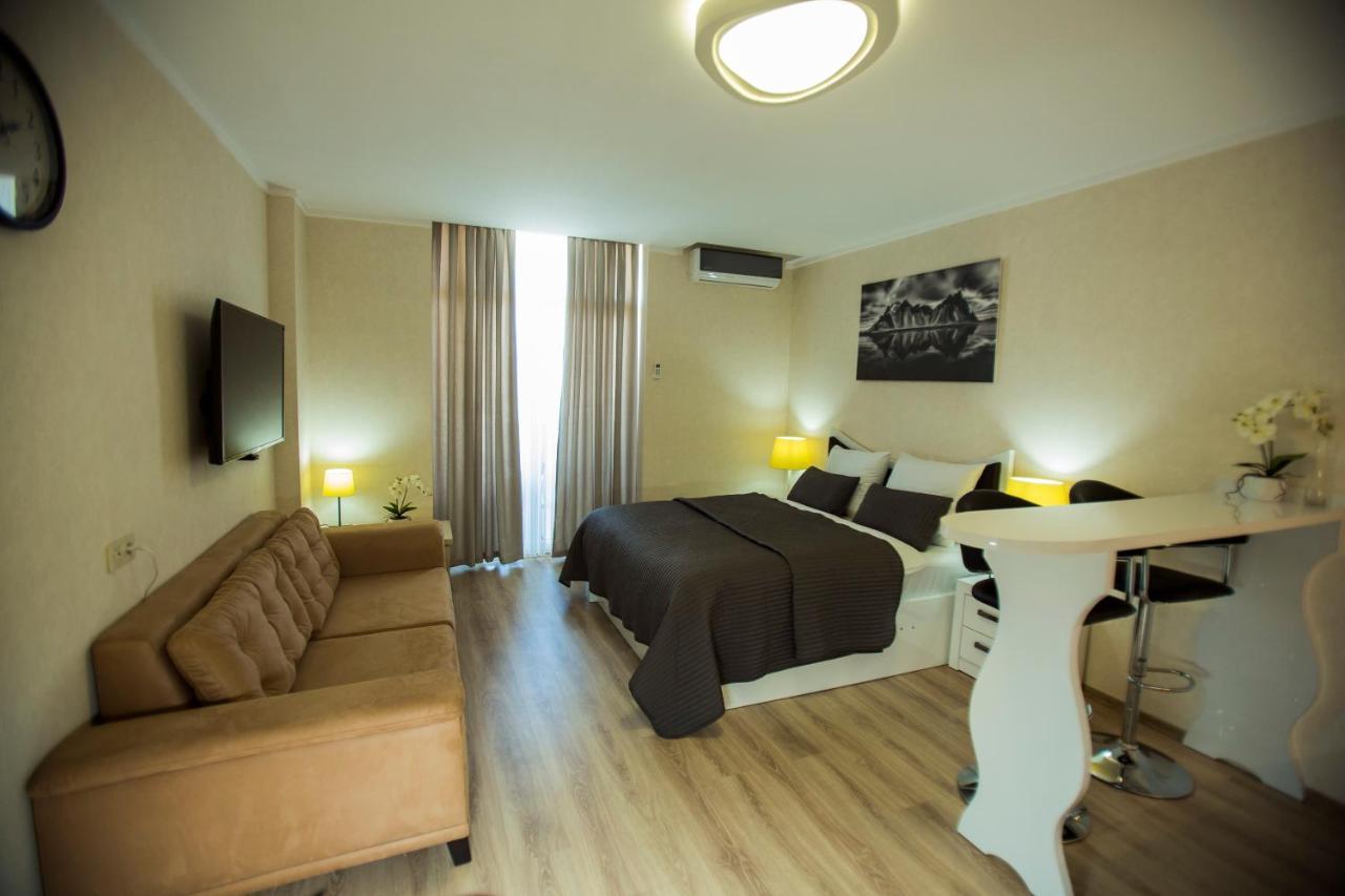 Aparthotel Holiday Lux Batumi Exterior photo
