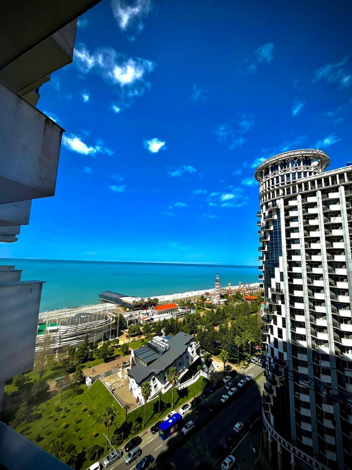 Aparthotel Holiday Lux Batumi Exterior photo