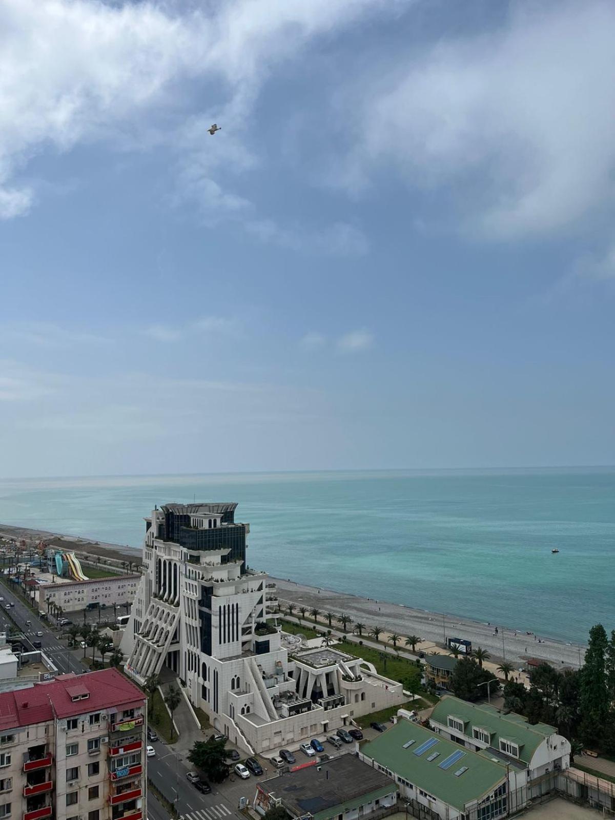 Aparthotel Holiday Lux Batumi Exterior photo
