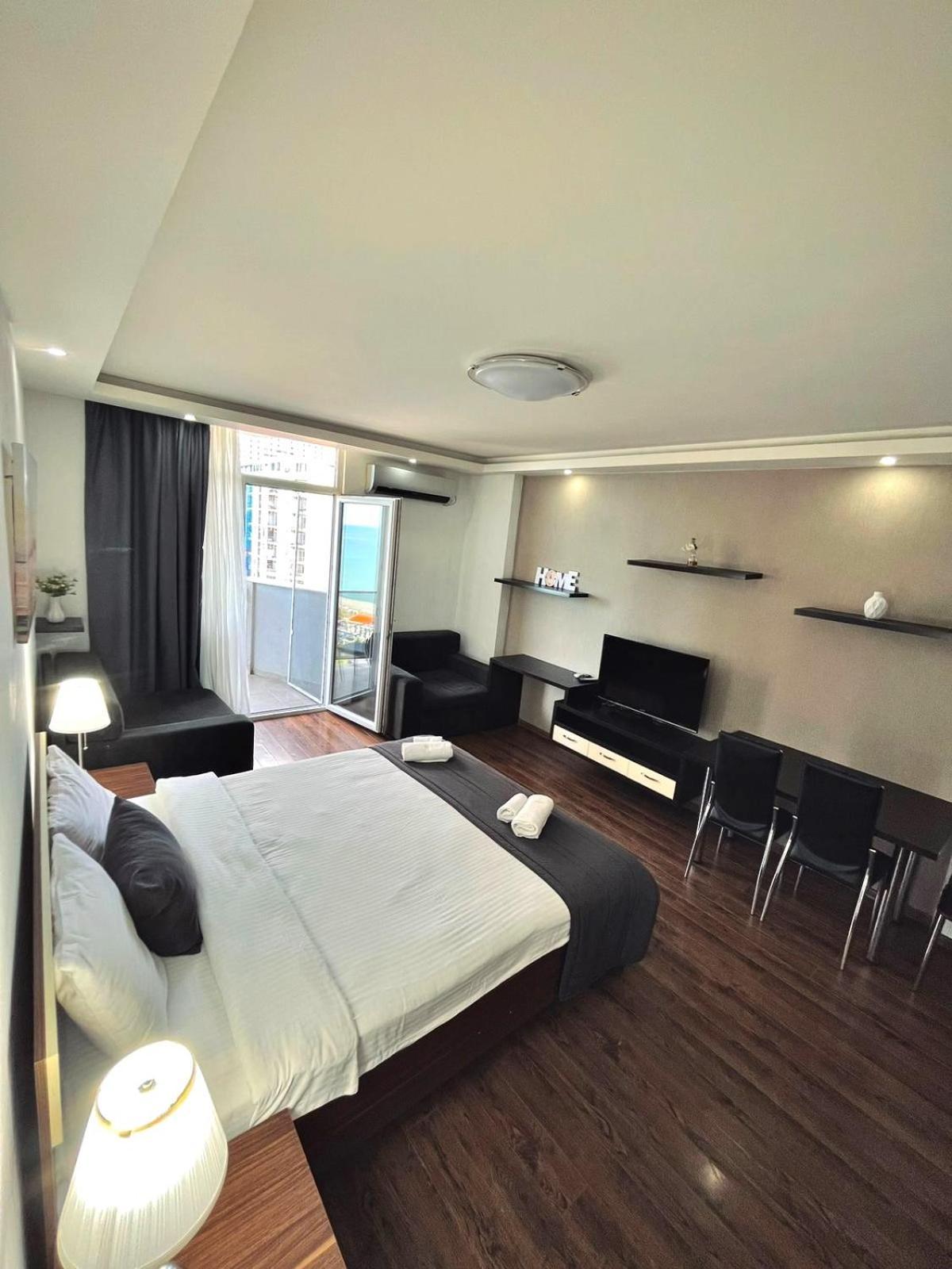 Aparthotel Holiday Lux Batumi Exterior photo