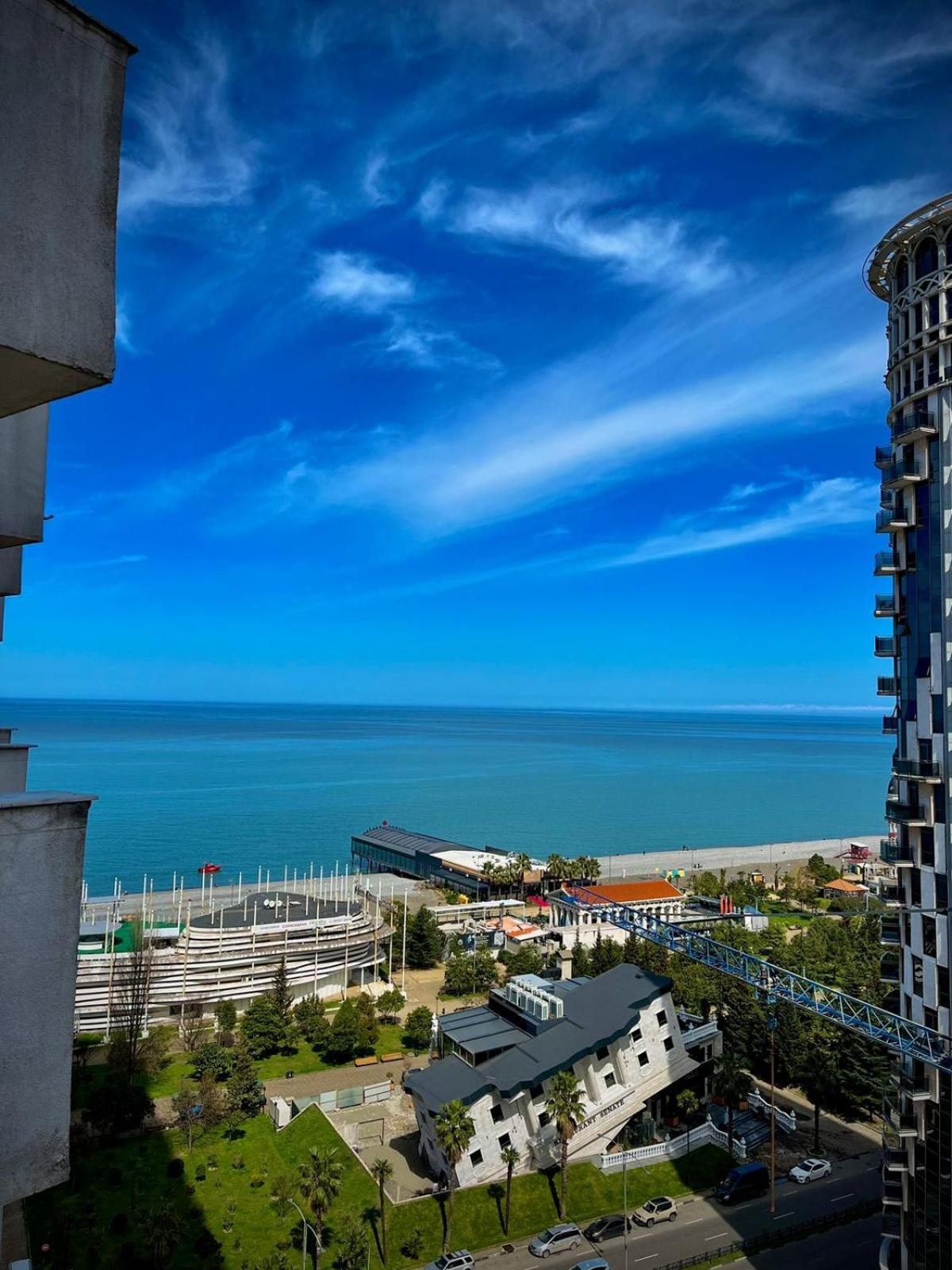 Aparthotel Holiday Lux Batumi Exterior photo